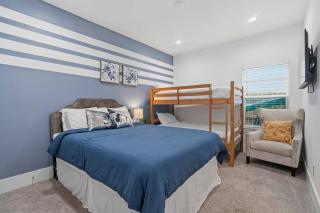 Sleeps 16+ Arcade + Laser Tag 5 min to NRG - 6
