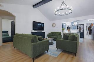 Sleeps 16 with a pool, gym and gameroom - 2