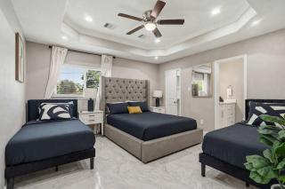 Sleeps 14+ GameRoom + LaserTag + Grill Near NRG - 5