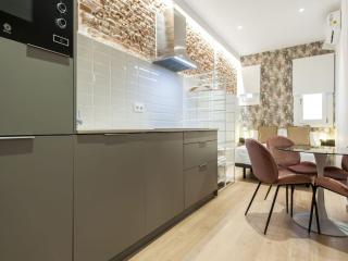 Stay in Madrid for 5 guests - 8