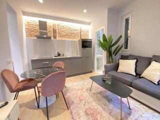 Stay in Madrid for 5 guests - 2