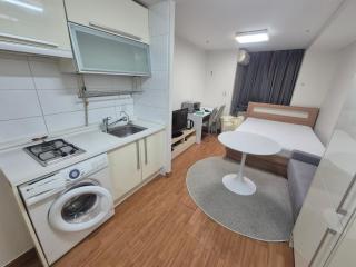 2409#SpaciousStudio #5MinToYeoksam #AirportLimousine #EasySubwayAccess #GangnamBusinessHub - 2