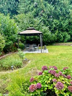 Bright & Cozy Garden Level Suite - 8