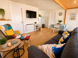 Beach Cottage 43, A stone's throw from the sea - 7