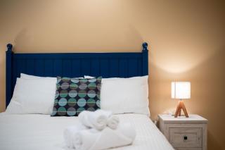 Luxury 2BR Retreat Near UBC with Sauna, Theatre & Pool Table - 4