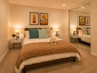 Live Luxe - Marvel Stadium 2BR - Free Parking, Rooftop Pool, Balcony - 2