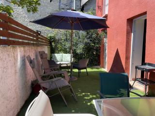 PYRENE HOLIDAYS - Appartement spacieux - chambres climatisées - cour privée - 5