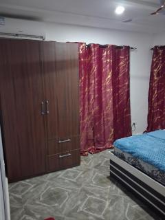 Spacious 4-bedroom Luxury Home with Free Parking and Big Compound - 8