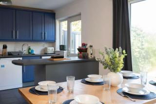 Stylish 3-Bed Home, 10 Min Gatwick, WiFi and Parking - 0