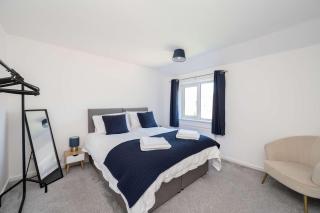 Stylish 3-Bed Home, 10 Min Gatwick, WiFi and Parking - 6