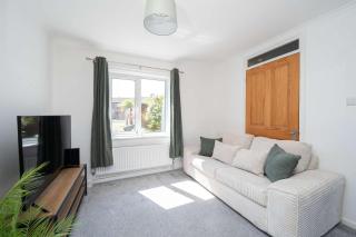 Stylish 3-Bed Home, 10 Min Gatwick, WiFi and Parking - 4
