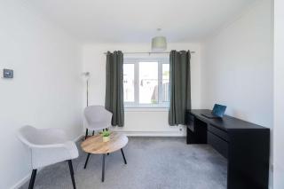 Stylish 3-Bed Home, 10 Min Gatwick, WiFi and Parking - 1