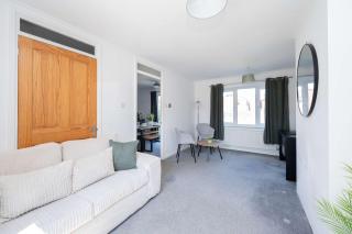 Stylish 3-Bed Home, 10 Min Gatwick, WiFi and Parking - 2