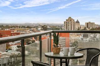 2BR CBD Modern Retreat - Pool, Gym & Free Parking - 9