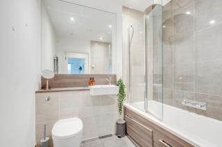 Battersea 2-Bed Apt Sleeps 4 with WiFi - 0