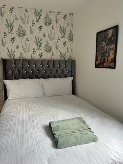 Spacious 6 bed sleeps 12 with free parking central Sheffield - 7