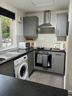 Spacious 6 bed sleeps 12 with free parking central Sheffield - 2
