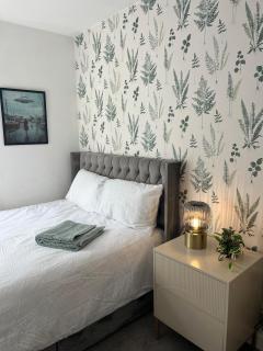 Spacious 6 bed sleeps 12 with free parking central Sheffield - 1