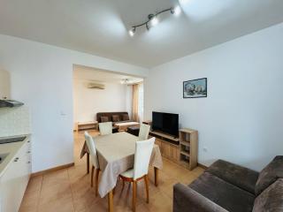 SUNNY HAUSE 106 One Bedroom Apartment - 6
