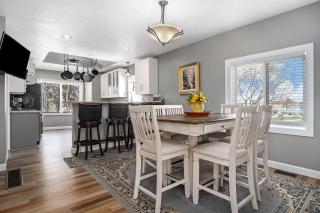 Modern, charming, family retreat. Great location - 5