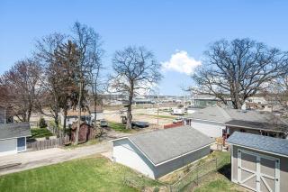 Modern, charming, family retreat. Great location - 3