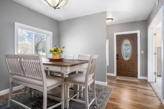 Modern, charming, family retreat. Great location - 5