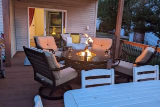 Modern, charming, family retreat. Great location - 9