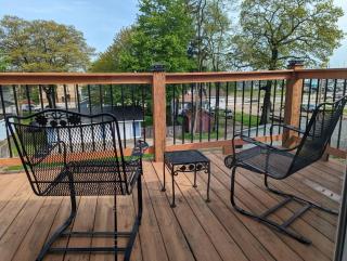 Modern, charming, family retreat. Great location - 6