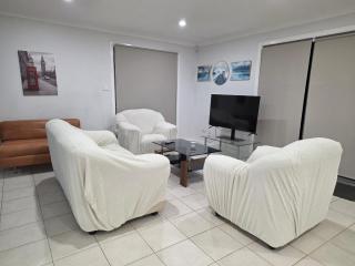 Entire House, 4BR, Secure Backyard, Free WIFI - 2