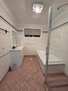 Entire House, 4BR, Secure Backyard, Free WIFI - 4