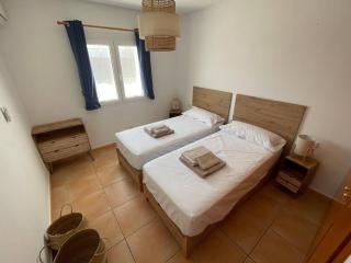 6 person house with private pool and garden - 3