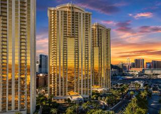 The Signature at MGM Grand, Luxury Balcony Suite, Strip View - 8