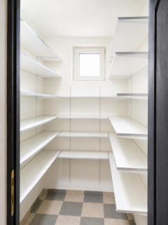 Urban Haven - Spacious 4BR Apartment with Free Parking - 4