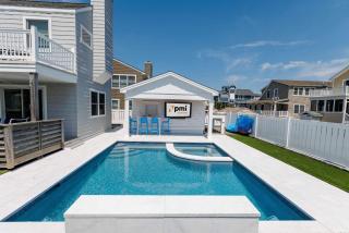 Barefoot Bungalow - Charming Getaway with Pool - 9