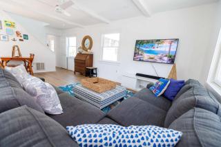 Barefoot Bungalow - Charming Getaway with Pool - 5