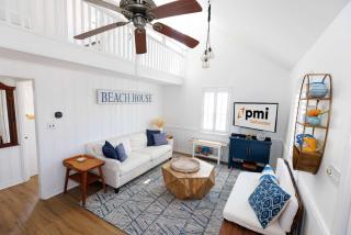 Barefoot Bungalow - Charming Getaway with Pool - 7