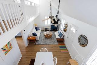 Barefoot Bungalow - Charming Getaway with Pool - 4