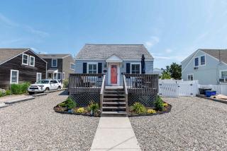 Barefoot Bungalow - Charming Getaway with Pool - 1