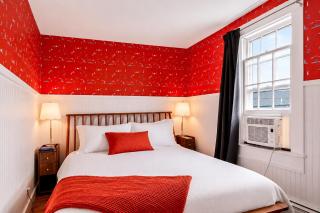 Historic Ptown Escape - Courtyard, Fire Pit, AC - 4