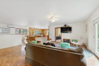 Cute cottage with fast WiFi & full kitchen - 1 mile to downtown & next to Acadia - 7
