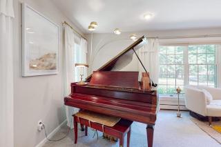 Woodland home with screened porch, 2 living rooms - near historic waterfront - 4