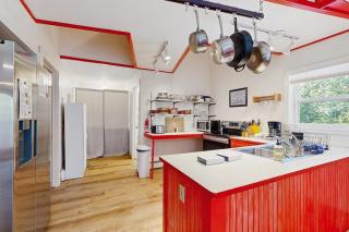 Sunlit cottage next to Acadia - sparkling full kitchen - 1 mile to downtown - 3