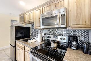 Water-view condo at Sheepscot Harbour Resort with deck, full kitchen, and WiFi - 4