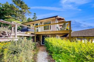 Stunning artist's retreat with ocean view & amazing deck, near Reid State Park - 8