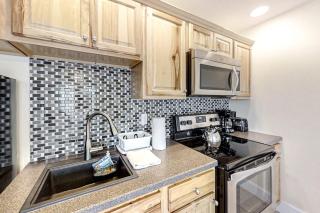 Water-view condo at Sheepscot Harbour Resort with deck, full kitchen, and WiFi - 3