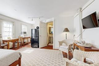 Downtown, ground floor studio near the ocean w/patio, outdoor dining area & more - 5