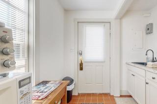 Downtown, ground floor studio near the ocean w/patio, outdoor dining area & more - 1