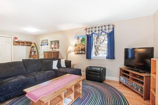 Dog-friendly home in great locale close to the ocean with yard, streaming, W/D - 8