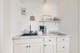 Downtown, ground floor studio near the ocean w/patio, outdoor dining area & more - 2