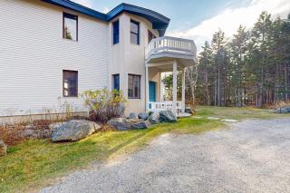 Private Oceanfront Home -- 2 Fireplaces, 4 Decks & Grill, Dog-friendly - 9